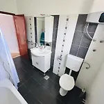 Comfort & Style 1st Floor Apartment *