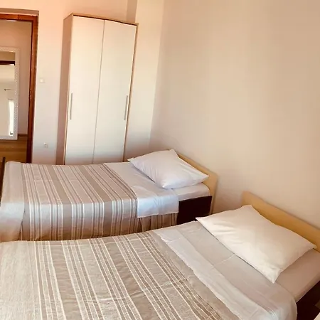 Comfort & Style 1st Floor Apartment *