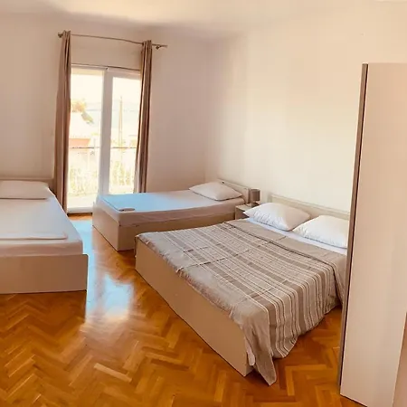 Comfort & Style 1st Floor Apartment *